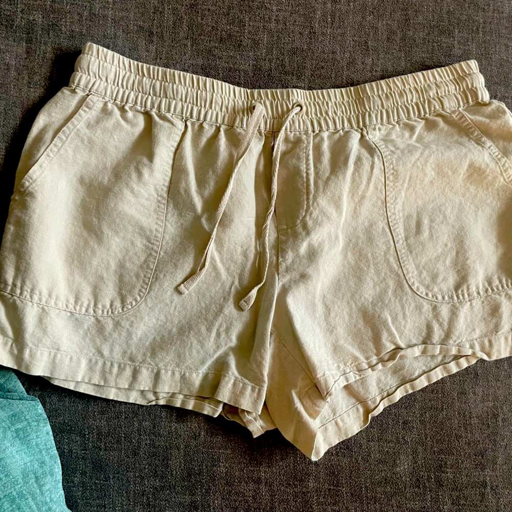 New York and Company khaki linen shorts